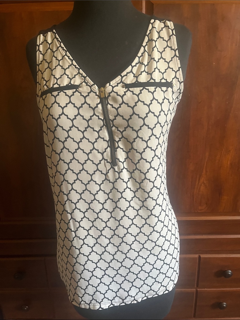 Sleeveless White and Black Geometric Zip-Front Women's Top